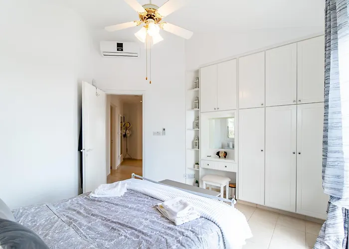 Aris By Ezoria Willa Tsadha