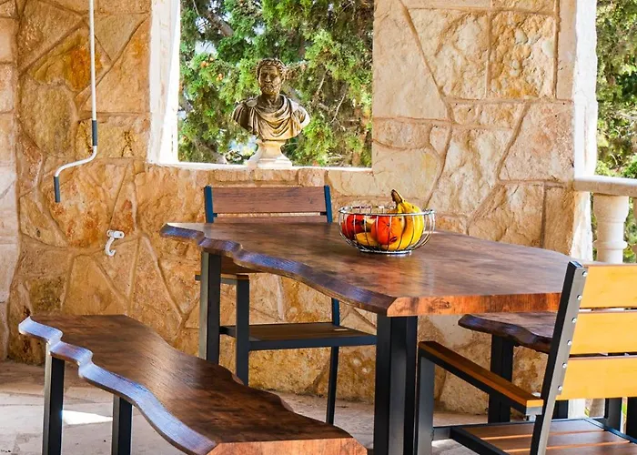 Aris By Ezoria Villa Tsadha