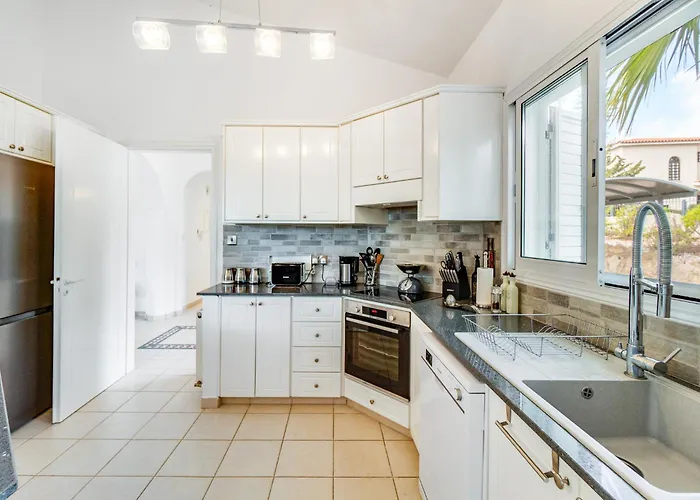 Aris By Ezoria Villa