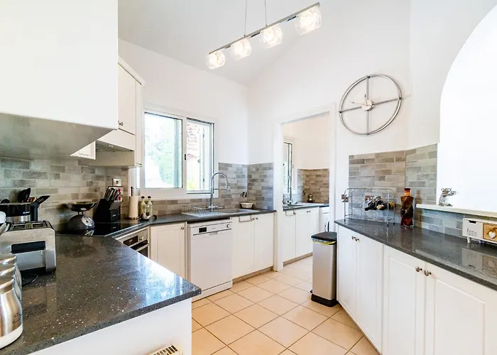 Aris By Ezoria Tsadha